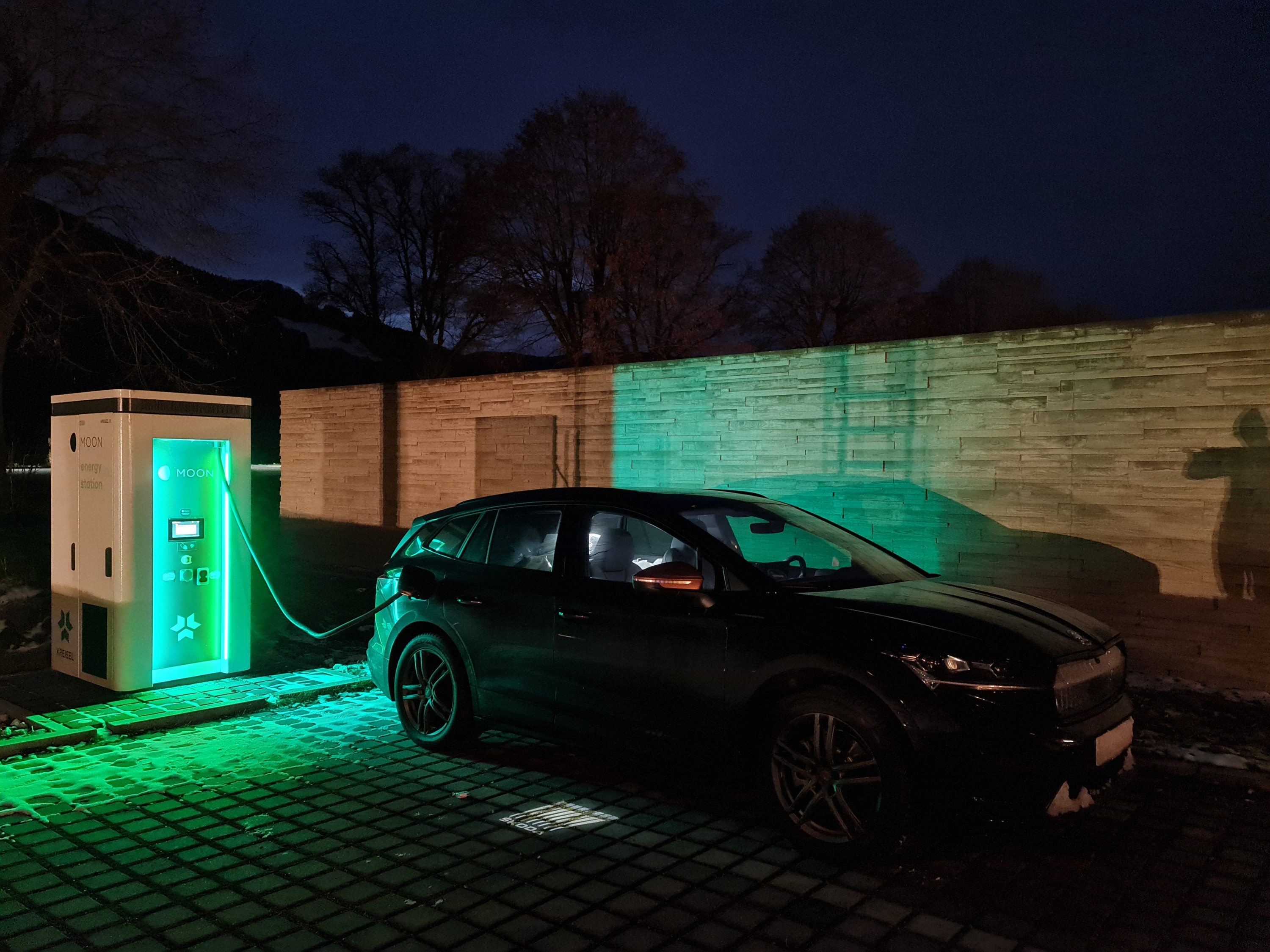 Energie tanken am Kreisel Power Charger